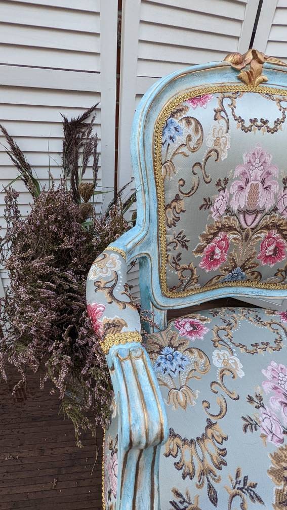 Set of 2 Vintage Chairs. French & Flower. A charming chairs with new upholstery. French style. Vanity, hallway, bedroom and living room.