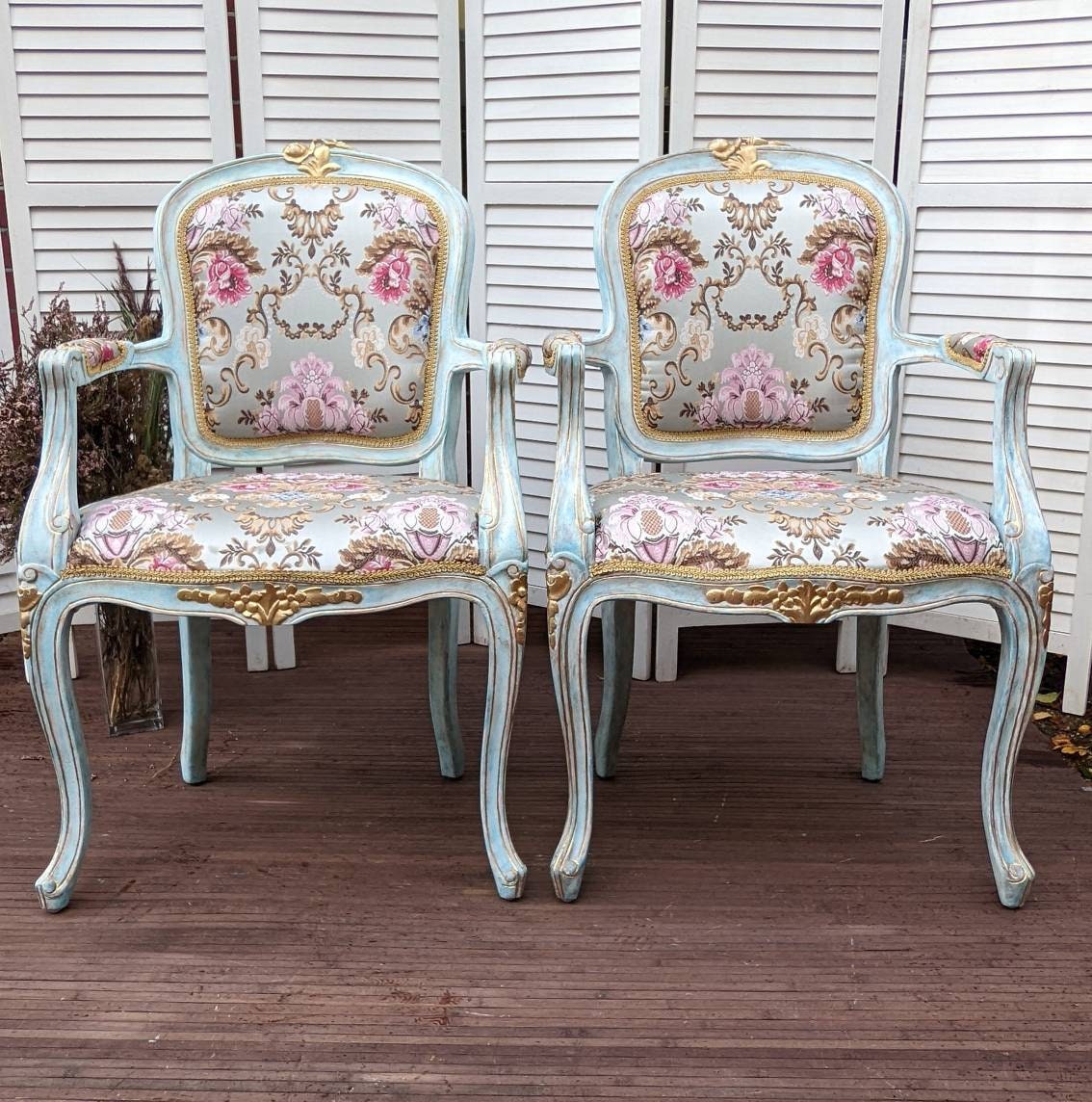 Set of 2 Vintage Chairs. French & Flower. A charming chairs with new upholstery. French style. Vanity, hallway, bedroom and living room.