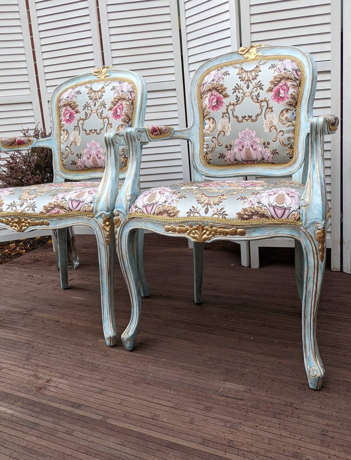 Set of 2 Vintage Chairs. French & Flower. A charming chairs with new upholstery. French style. Vanity, hallway, bedroom and living room.